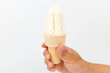 Koni şeklinde dondurma. Vanilyalı dondurma. Yumuşak ve tatlı donmuş yiyecekler