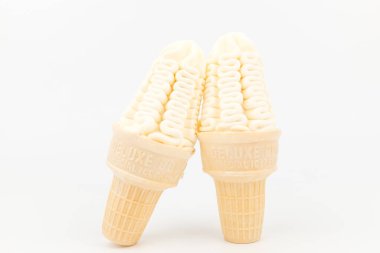 Koni şeklinde dondurma. Vanilyalı dondurma. Yumuşak ve tatlı donmuş yiyecekler