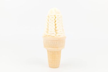 Koni şeklinde dondurma. Vanilyalı dondurma. Yumuşak ve tatlı donmuş yiyecekler