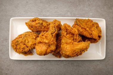 Kızarmış tavuk. Tavuk yemekleri. Kolay yenen hazır yiyecekler