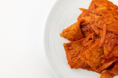 Kızarmış baharatlı ve tatlı balık köftesi. Kırmızı çeşnili kızarmış yemekler. Balık keki ve sebze.