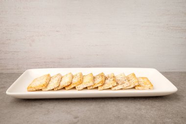 Fasulye ezmesi. Izgara soya peyniri. Yan yemeklerle ya da mezelerle yenir.