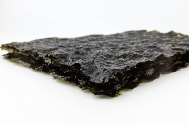 Tuzlu yeşil baharatlı yosun. Kurutulmuş yosun yeşili laver. İnce yeşil yosun