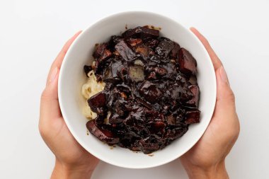 Kore hazır yemekleri. Kara soslu ramen. Sebze ve sebzeli yağlı erişte.