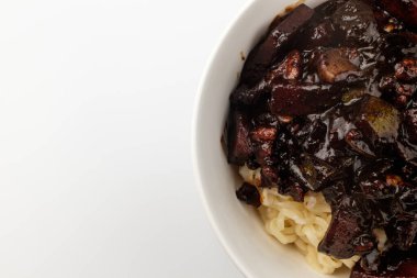 Kore hazır yemekleri. Kara soslu ramen. Sebze ve sebzeli yağlı erişte.