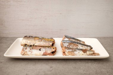 Konserve saury. Baharatlı balık. Yenilebilir balık. Uzun balıklar. Mavi balık