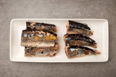 Konserve saury. Baharatlı balık. Yenilebilir balık. Uzun balıklar. Mavi balık