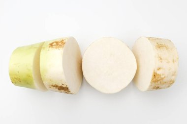 Uzun olgun turp. Taze sebzeler. Sert sebze. Baharatlı ve tatlı turp.