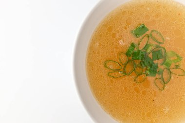 Tavuk suyu çorbası. Yağlı tavuk çorbası. Lezzetli et suyu.