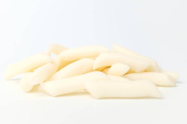 Pirinçten yapılmış yemek. Tteokbokki 'nin malzemeleri. Yumuşak bir dokusu olan yemek.