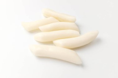 Pirinçten yapılmış yemek. Tteokbokki 'nin malzemeleri. Yumuşak bir dokusu olan yemek.