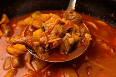 Kore sosuyla yapılan yemekler. Baharatlı çorba. Et ve sebzeli yemekler.