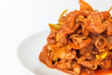 Baharatlı domuz eti. Fasulye filizli Kore yemeği. Baharatlı et, sebze ve et.