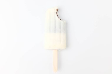 Soğuk ve tatlı bir tatlı. Süt aromalı dondurma. Yumuşak ve tatlı krema