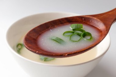 Kaynamış biftek çorbası. Beyaz kemik suyu. Yeşil soğan çorbası.