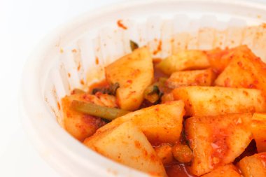 Turptan yapılmış baharatlı kimchi. Kore yemek kültürü. Bir çeşit turşu.