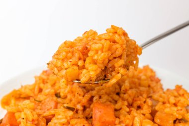 Kore usulü kızarmış pirinç. Kızarmış pilav ve kimchi. Baharatlı pirinç yemeği.