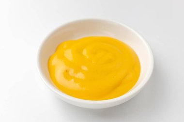 Hardalla yapılan sos. Sarı tatlı sos. Yapışkan sos.