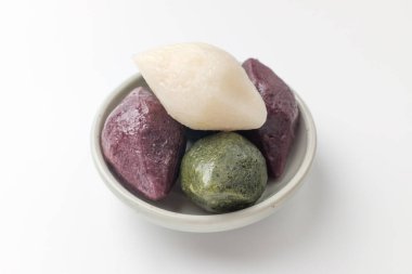 Kore bayramları için yemek. Pirinçten yapılmış yiyecekler. Tortulu pirinç keki.