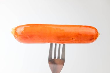 Küçük boy sosisler. Domuz etli işlenmiş et. Domuz etinden yapılan yumuşak yiyecekler.