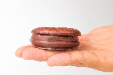 Çikolata kaplı tatlı. Undan yapılmış ekmek. Şekerlemeli tatlı.