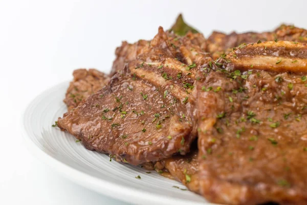 韓国のバーベキュー文化 調味料で韓国の牛肉を焼きます 韓国牛の肋骨料理 — ストック写真