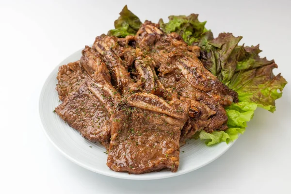 韓国のバーベキュー文化 調味料で韓国の牛肉を焼きます 韓国牛の肋骨料理 — ストック写真