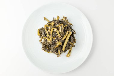 Kurutulmuş turp sapları. Kore yemek kültürü. Kurutulmuş ve turşulu yemek.