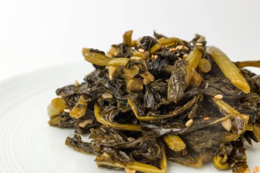 Kurutulmuş turp sapları. Kore yemek kültürü. Kurutulmuş ve turşulu yemek.