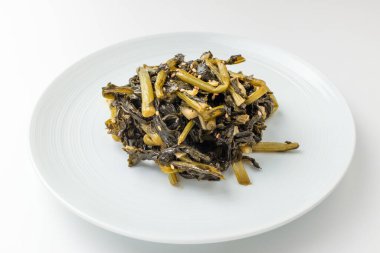 Kurutulmuş turp sapları. Kore yemek kültürü. Kurutulmuş ve turşulu yemek.