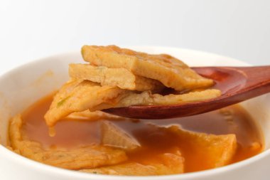 Balık ezmesiyle pişirilmiş çorba. Baharatlı ve tuzlu yemekler. Sıcak et suyu pişiriyorum.