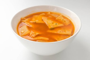 Balık ezmesiyle pişirilmiş çorba. Baharatlı ve tuzlu yemekler. Sıcak et suyu pişiriyorum.