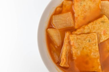 Balık ezmesiyle pişirilmiş çorba. Baharatlı ve tuzlu yemekler. Sıcak et suyu pişiriyorum.