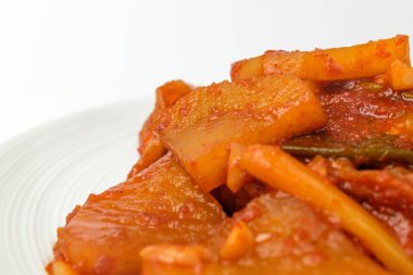 Baharatlı turp ve sebze. Kore yemek kültürü. Kore vejetaryen mutfağı