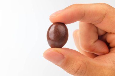 Çikolataya sarılmış bademler. Bademli çikolatalı tatlı. Tatlı ve lezzetli bir tatlı.