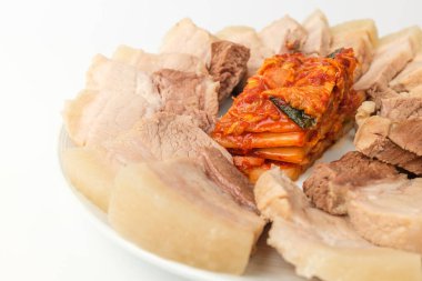 Baharat ve sebzelerle kaynatılmış domuz eti. Yumuşak domuz etli domuz eti. Kore usulü domuz eti yemeği.