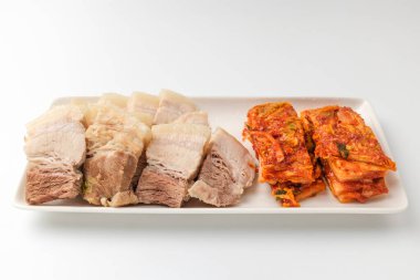 Baharat ve sebzelerle kaynatılmış domuz eti. Yumuşak domuz etli domuz eti. Kore usulü domuz eti yemeği.