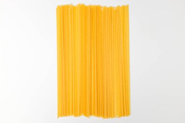 İtalyan makarnası. Düz ve ince makarna. Sarı linguini makarna.