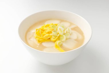 Mochi çorbası. Kore yemek kültürü. Kore bayram yemeği