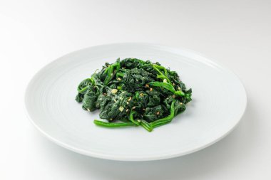 Bitkilerle tatlandırılmış yiyecek. Ispanaktan yapılmış meze. Taze sebze pişiriyorum.