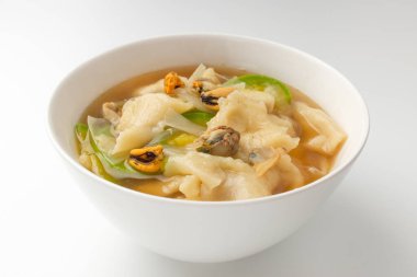 Un hamurundan yapılmış et suyu çorbası. Deniz ürünleri çorbası. Sebze çorbası.