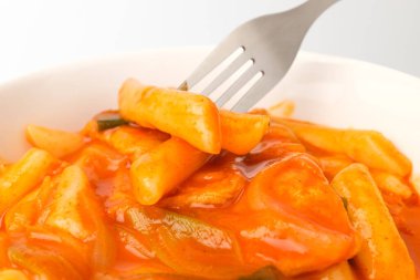 Kore 'de popüler yemekler. Pirinç keki ile tabak. Baharatlı çorba.