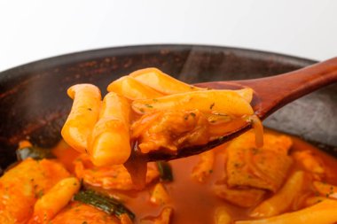 Kore 'de popüler yemekler. Pirinç keki ile tabak. Baharatlı çorba.