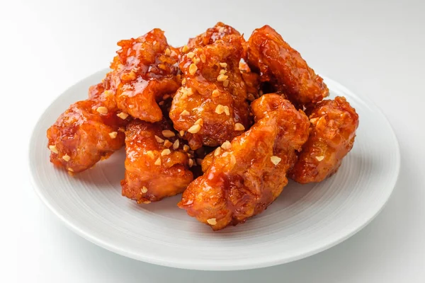 Kore yemek kültürü. Tatlı ve ekşi soslu kızarmış tavuk. Kızarmış tavuk.