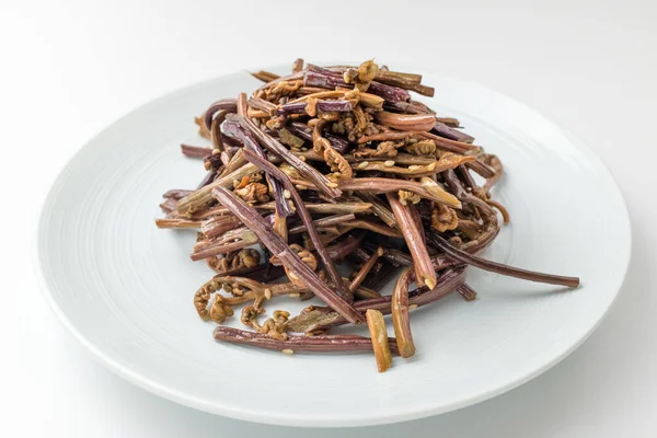 Brakken 'den yapılmış meze. Kore yemek kültürü. Sebze yemekleri.