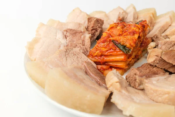 Baharat ve sebzelerle kaynatılmış domuz eti. Yumuşak domuz etli domuz eti. Kore usulü domuz eti yemeği.