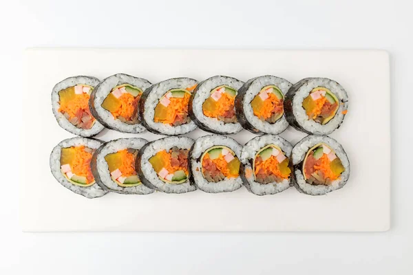 Sebzeli ve pirinçli yemek. Deniz yosunuyla sarılmış pirinç. Sebzeli ve jambonlu