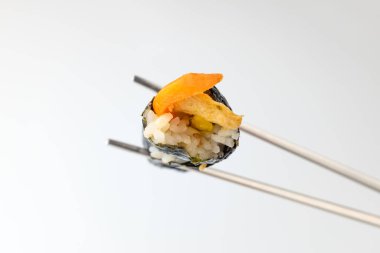 Asya yemek kültürü. Deniz yosununa sarılı pirinç ve sebze. Hafif ve lezzetli yiyecekler.