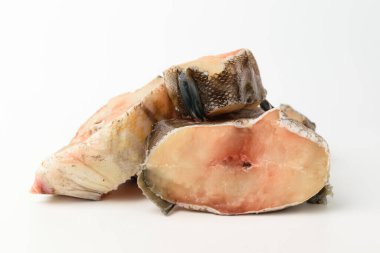 Kesilmiş morina balığı. Donmuş balık. Kaynamış balık için malzemeler