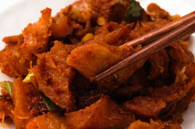 Ekolojik kurutulmuş tabaklar. Ekoloji baharatta kavruluyor. Deniz ürünleri kızartması.